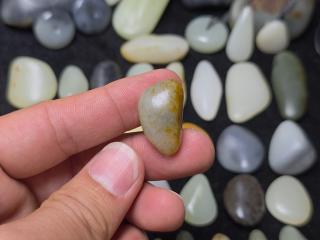 7.7克红皮青花籽料.配和田玉籽料原石男士手串籽,或则钥匙扣小挂坠
