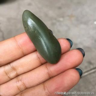 天然新疆和田玉俏色黑皮沙枣青籽料原石挂件